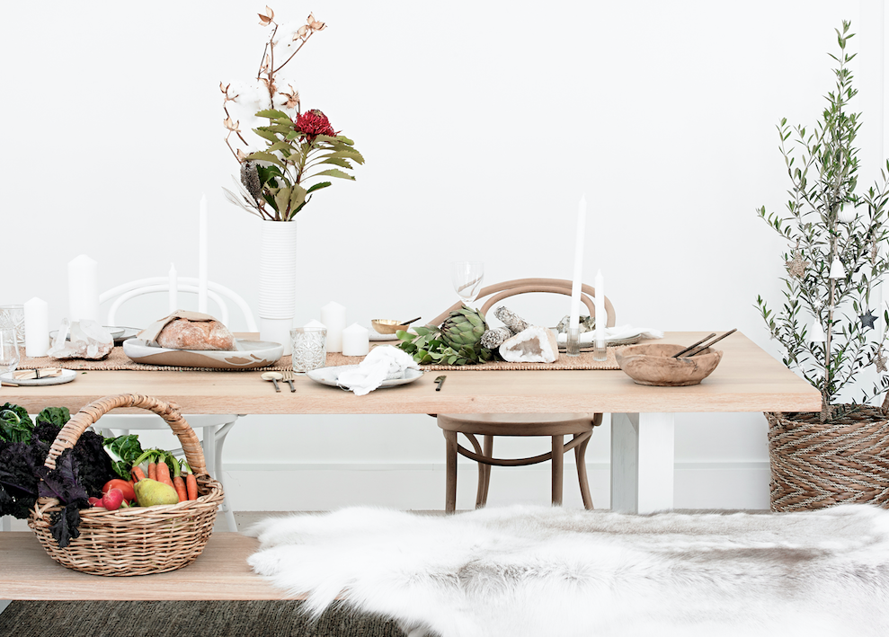 HOW TO DECORATE A FESTIVE TABLETOP THIS CHRISTMAS