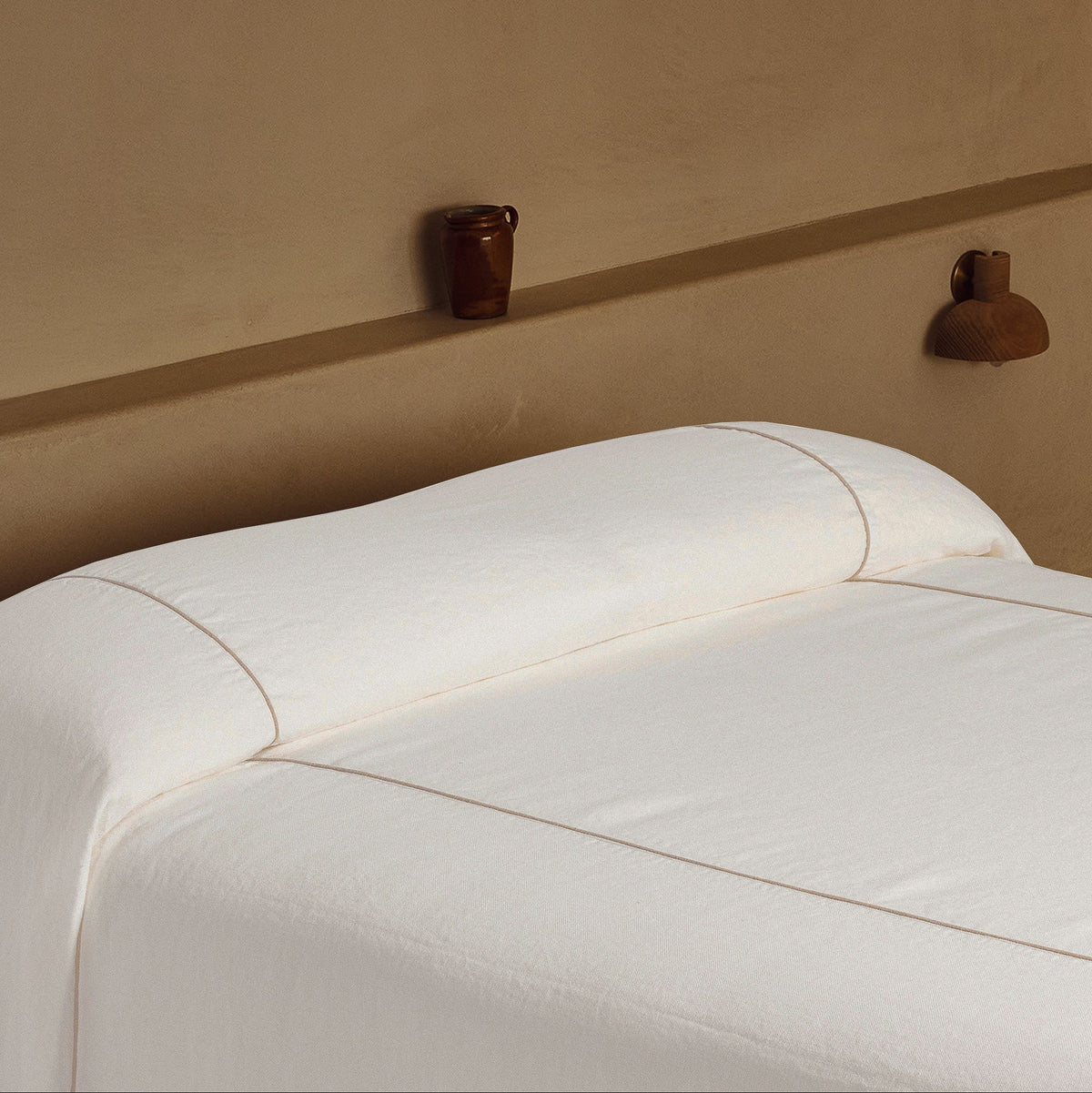 CHATEAU BEDCOVER | IVORY/NATURAL PIPING